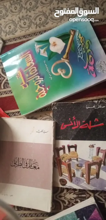 مية كتاب للبيع بسعر مغري وكتب قديمه