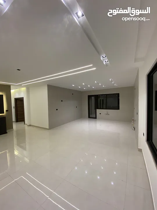 شقق فاخرة 240 متر و 200 متر 4 نوم و 3 نوم بتشطيب فاخر وبسعر مميز في أجمل مناطق طريق المطار البنيات
