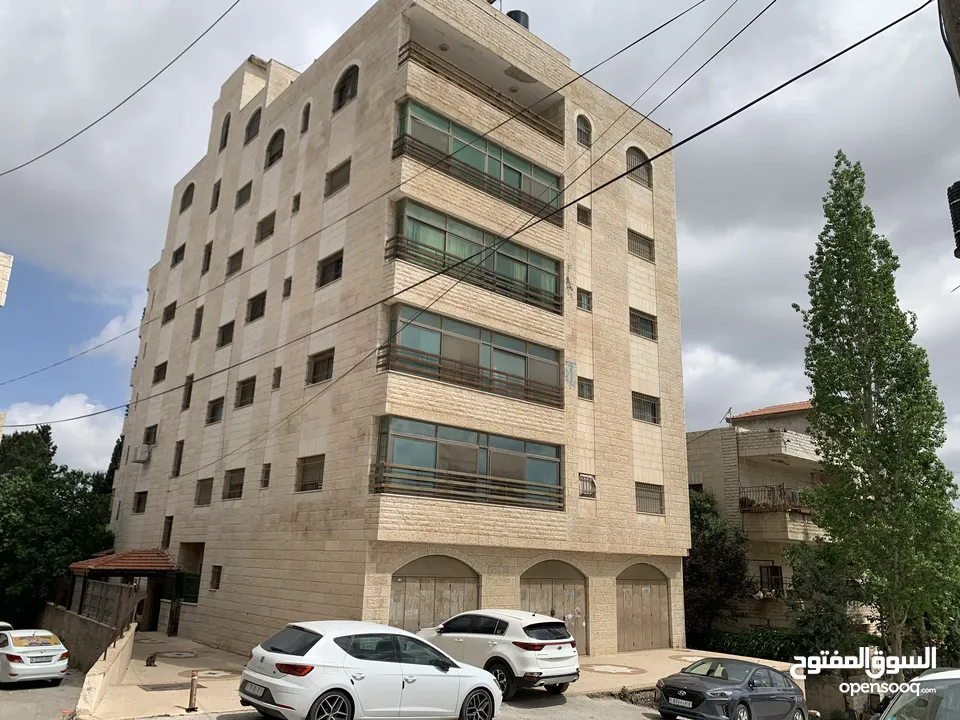 شقة ارضية مع حديقة بلقرب من دوار الفواكه والبنك العربي مقابل صيدلية ابن سينا