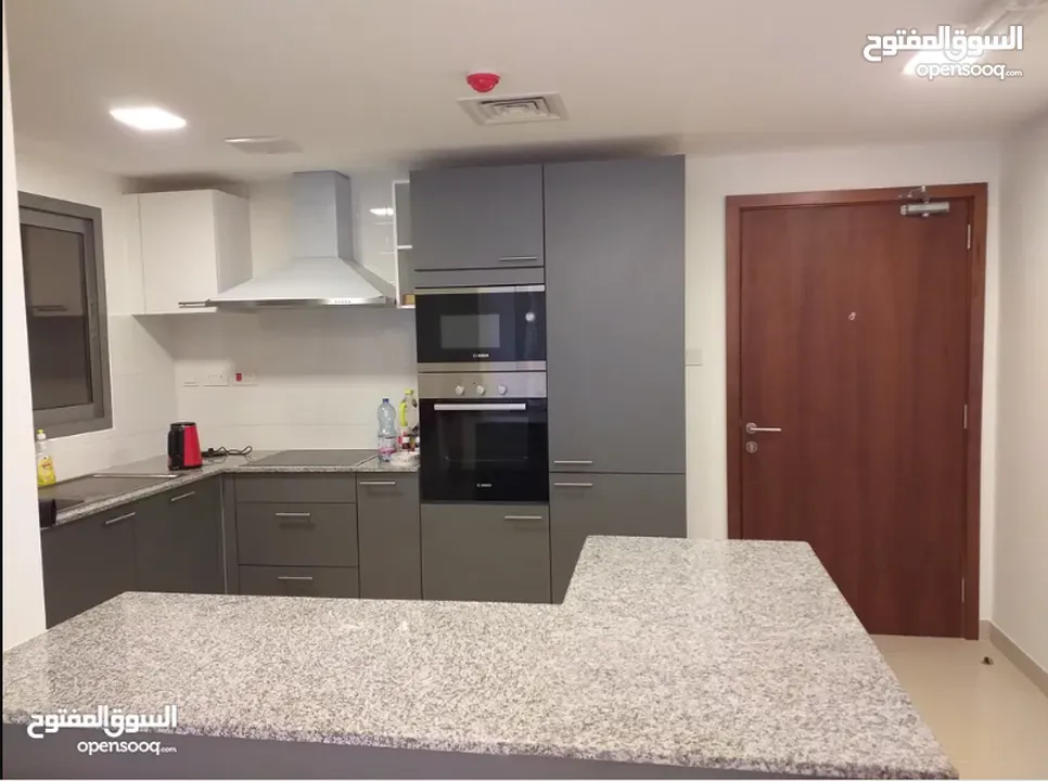 شقة للبيع بمسقط هلز مع اقامة دائمية وتملك حر Furnished apartment for sale, freehold and residence