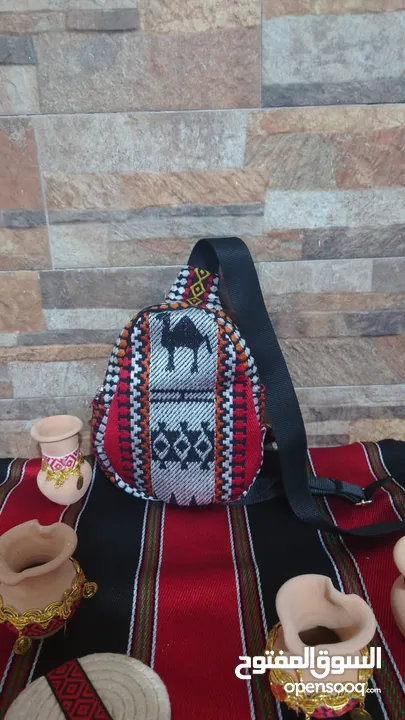 حقيبة يدوية مستوحاة من نقوش البادية وألوان الصحراء الأردنية