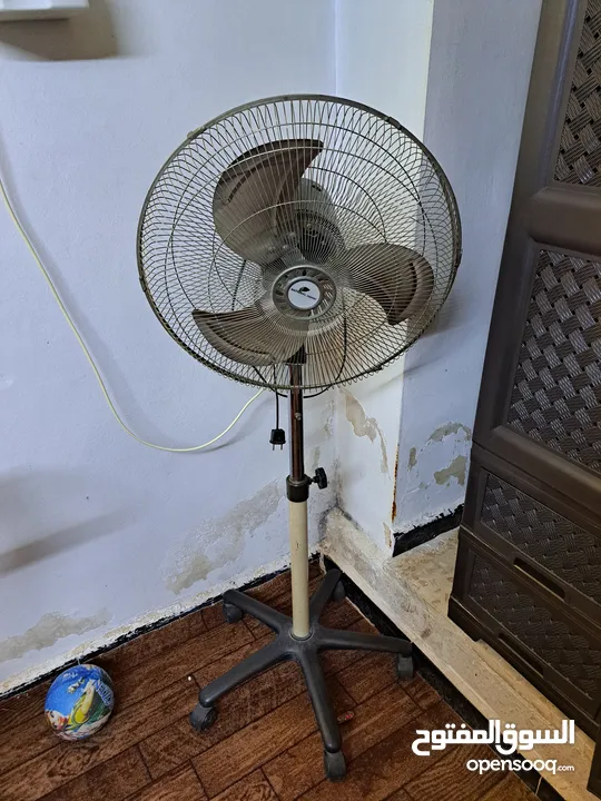 عفش نظيف بداعي الترحيل للبيع المستعجل بسعر جيدمكون من خزانه وكومدينه عدد 2وتخت مجوز مع فرشه