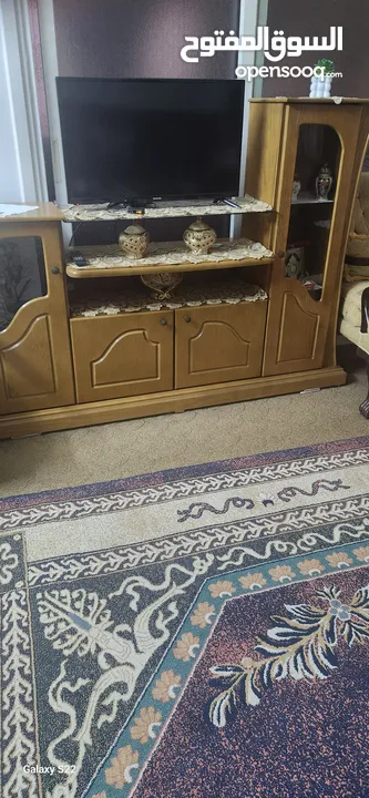خزانة تلفزيون نضيفه لون عسلي