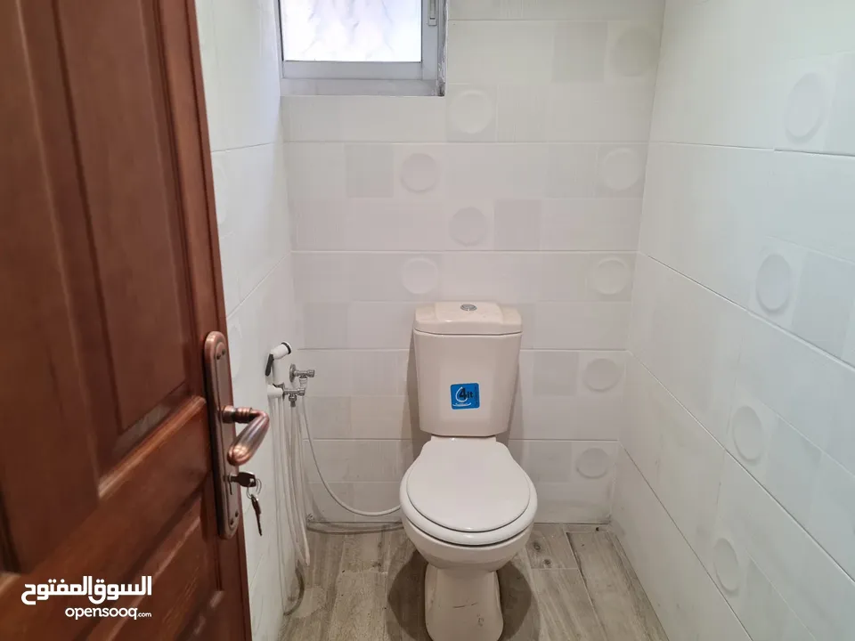 محل تجاري للايجار بالقرب من وسط البلد في مدينة الخليل مع واجهة على الشارع الرئيسي
