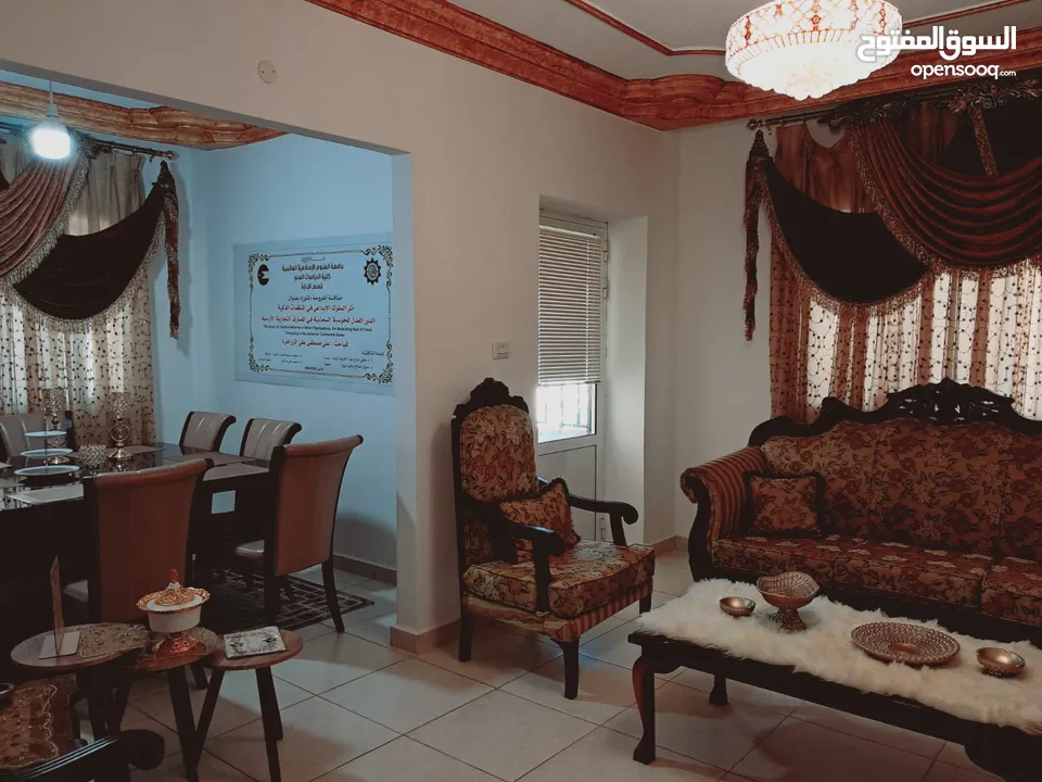 شقه للبيع مع العفش قرب دوار البحريه خلف التدريب المهني ابو  نصير مساحه 150م2