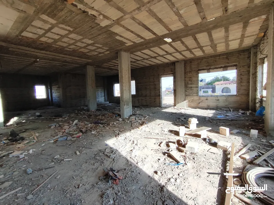 قطعه أرض عليها فيلا عظم للبيع في سطح مرحبا