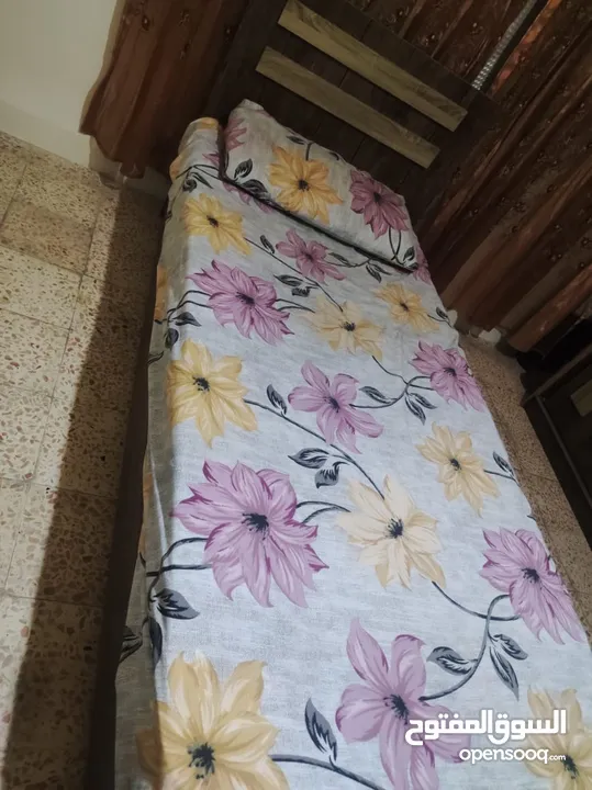 طاولة وسط وتخت مفرد وشاشة استعمال بسيط