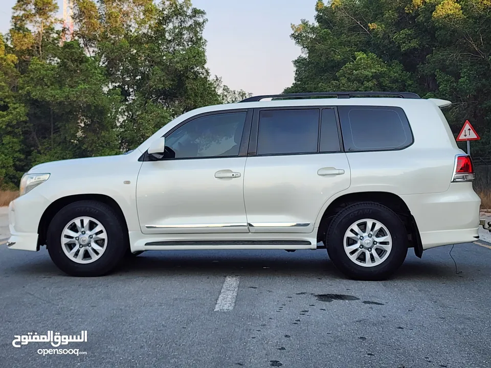 Toyota land cruiser v6  2011 gcc