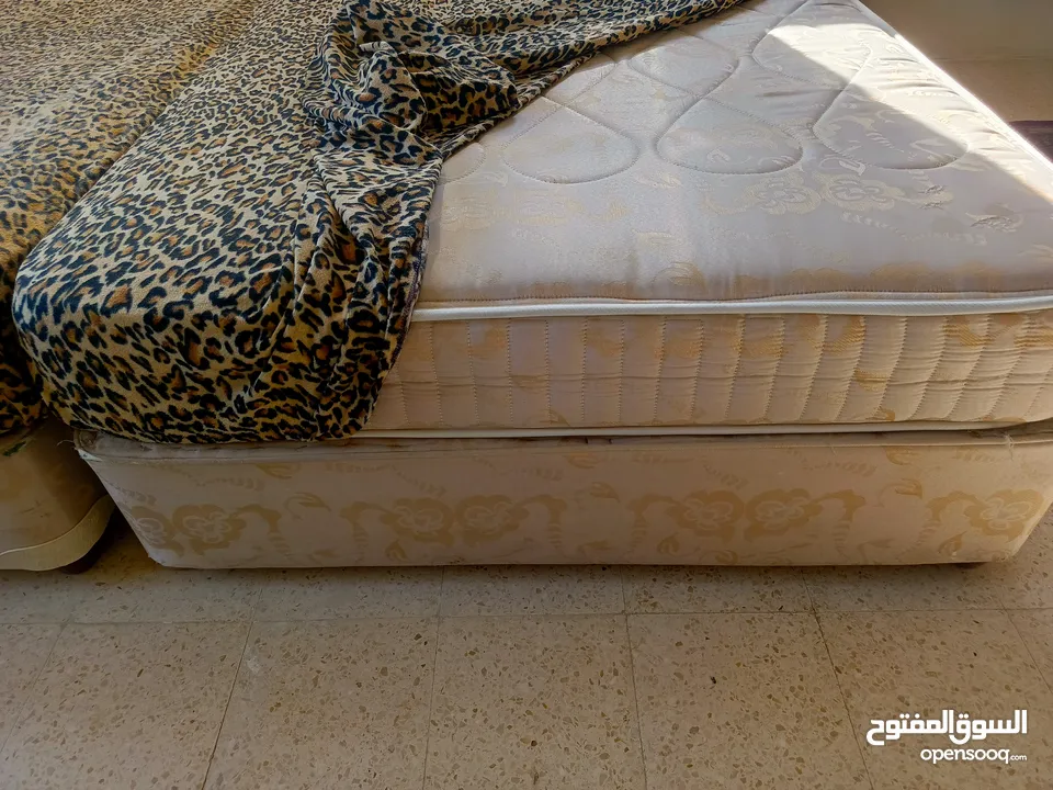 تخت مفرد ونص مع فرشه بسعر مغري بحالة الوكاله ،بوكس مغلق +فرشه + راسيه خشب مع جلد