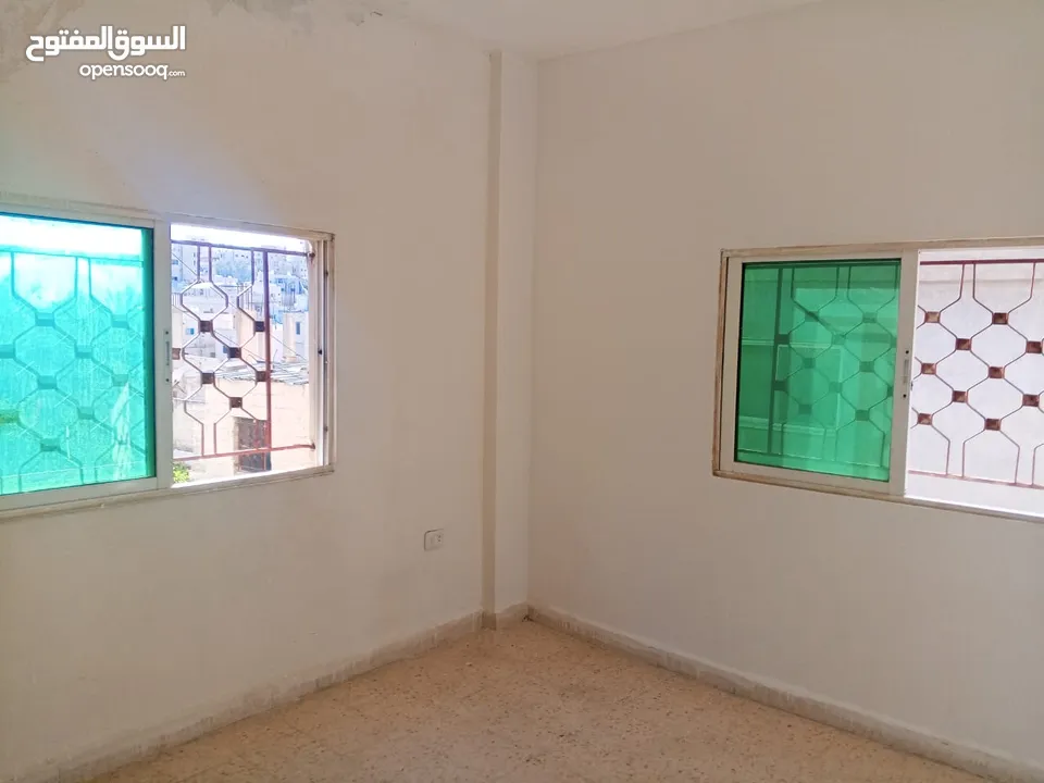 شقه للايجار غرفتين وصاله ومطبخ وحمام دور ارضي