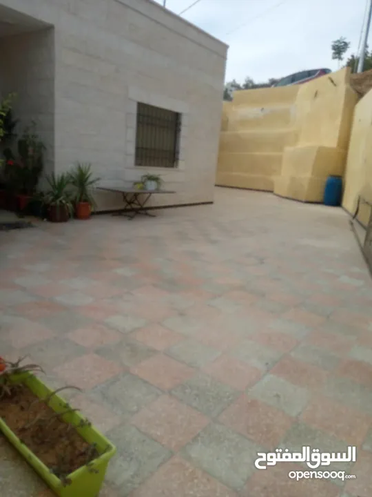 بيت سوبر ديلوكس مستقل للبيع اربع واجهات حجر عمر البناء 3 سنوات اطلاله بانوراميه جميله جدا