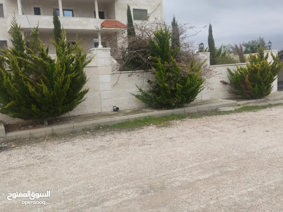 بيت مستقل  4 غرف نوم ماستر روم 4 واجهات حجر بلكونات صالات كراج خزان ماء تدفئه سور حديقه عزل اطلاله ح