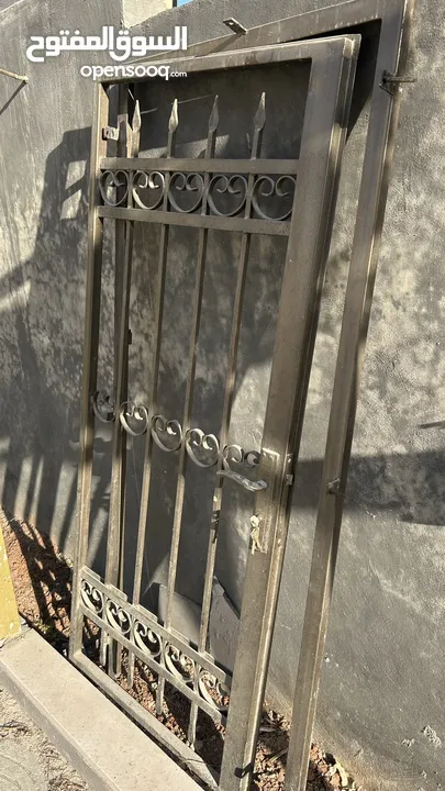 باب حديد مقاس مترين في 90 سانتي