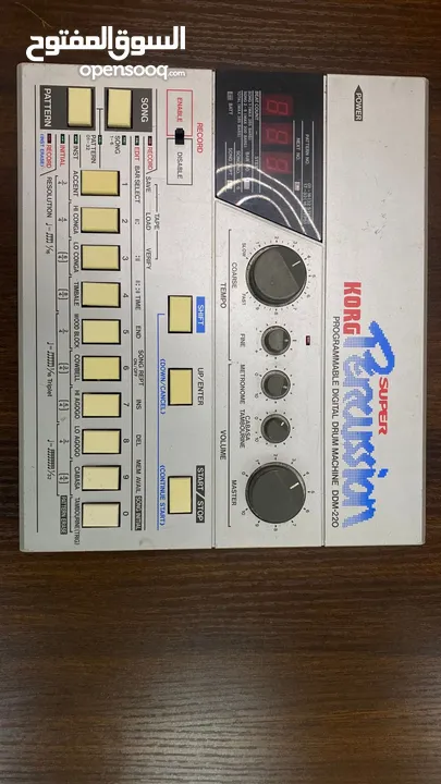 جهاز KORG DDM-220 هو من أشهر آلات الطبول الرقمية القابلة للبرمجة التي أُطلقت في الثمانينيات.