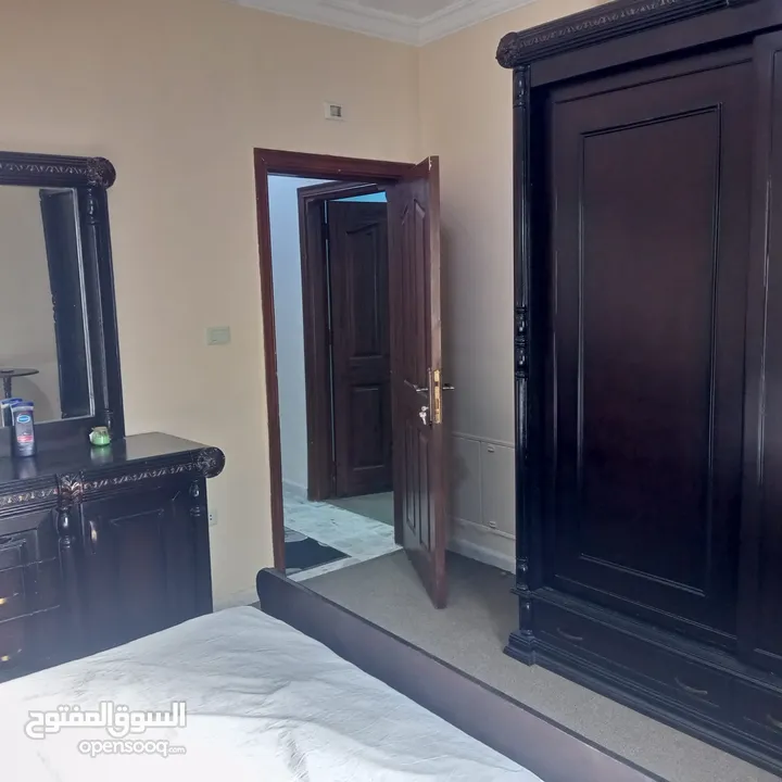 شقه للبيع مع العفش
