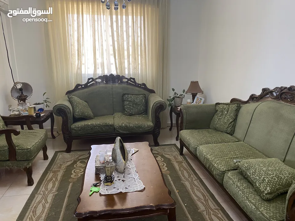 طقم كنب للبيع بسعر مغري بحالة جيدة جدا