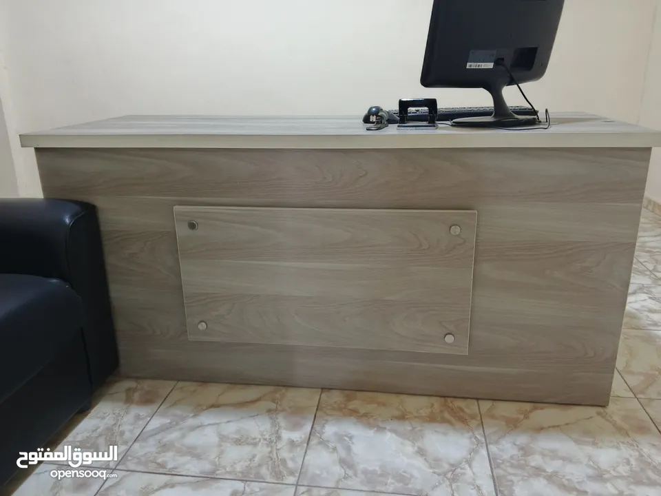 اثاث مكتبي كامل بحالة جيدة للبيع