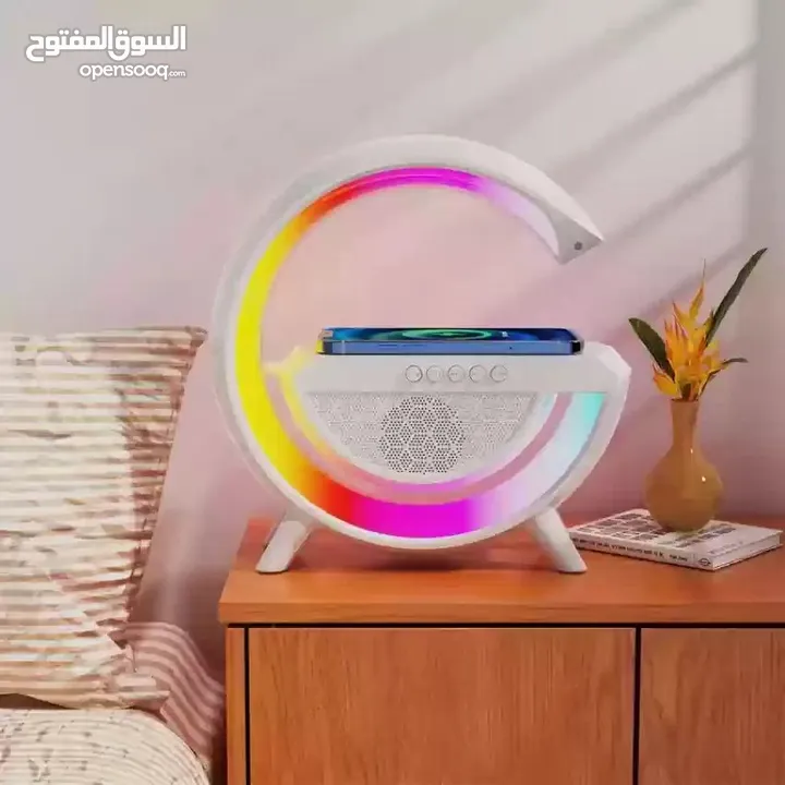 سماعة LED لاسلكية مع شاحن مدمج   استمتع بجودة صوت رائعة وإضاءة LED ملونة تضفي لمسة عصرية