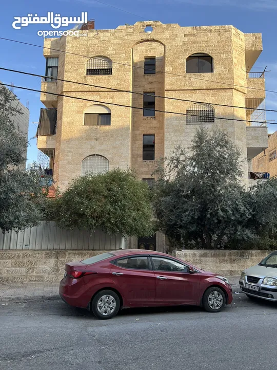 شقة للبيع في ضاحية الأمير حسن  طابق ثالث الأخير بدون مصعد  مكونة من : 2 غرفة نوم  صالون  2 حمام  مطب