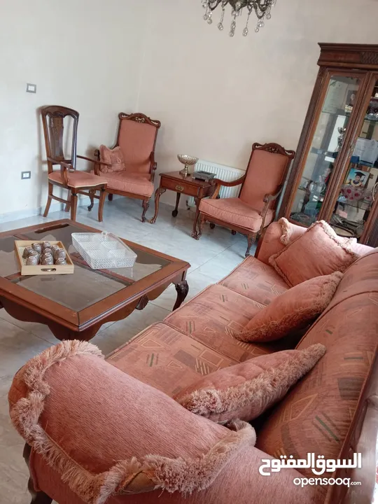 طقم كنب وطاولة سفرة وتوابعها للبيع