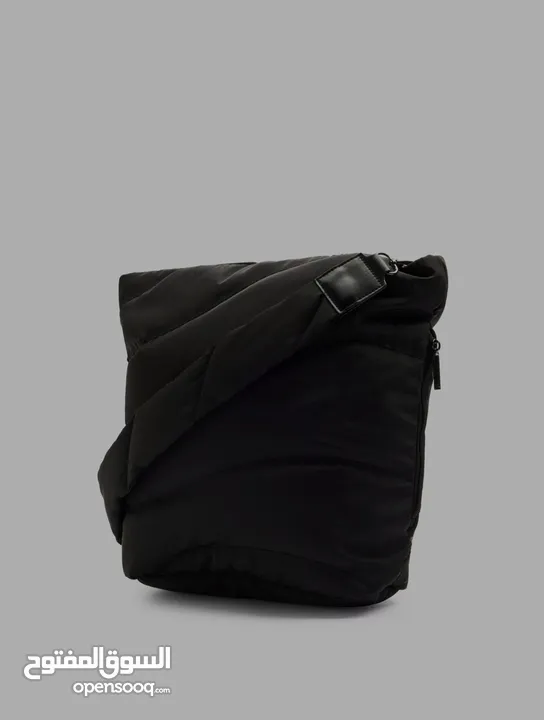 حقيبة كتف سوداء ماركة سكتشرز