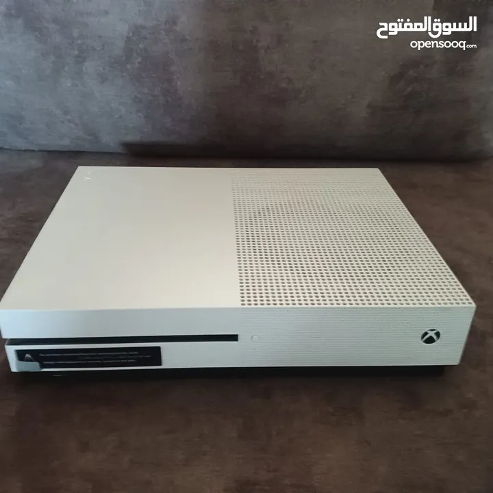 Xbox one s (مع يد (اقرأ الوصف