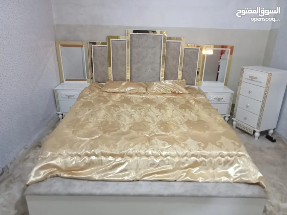 غرفة نوم ماستر فاخرة بتصميم عصري وخامات عالية الجودة مع جميع اغراضها