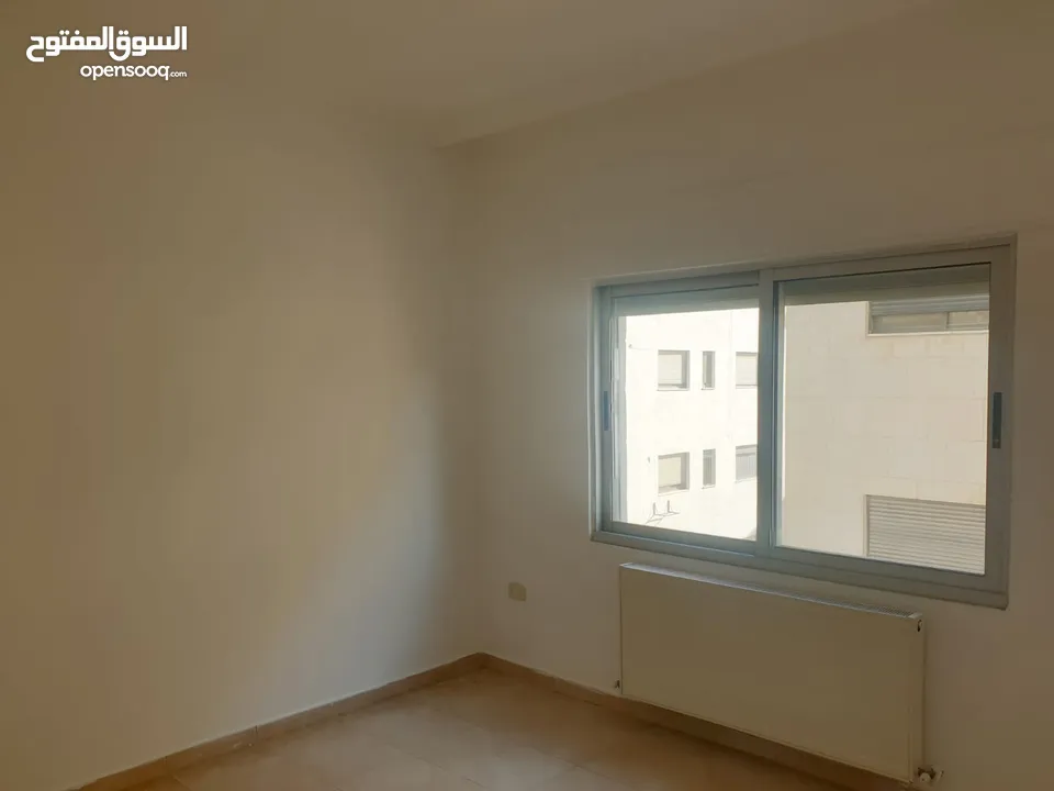 خلدا شقة فارغة للإيجار مكونة 3 نوم في الطابق الثاني و نظيفة جدا