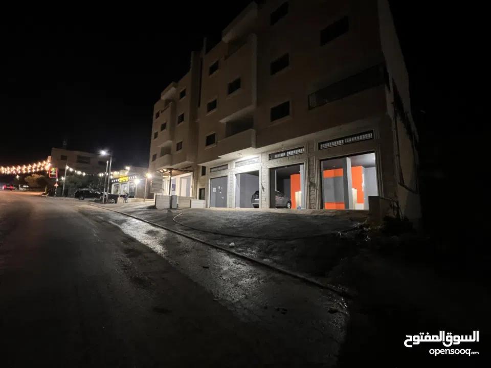 محلات تجاريه على الشارع الرئيسي عدد7   محلات4  اوثلاث محلات  كهرباء 3 فاز  يوجد مستودعات نفس العماره