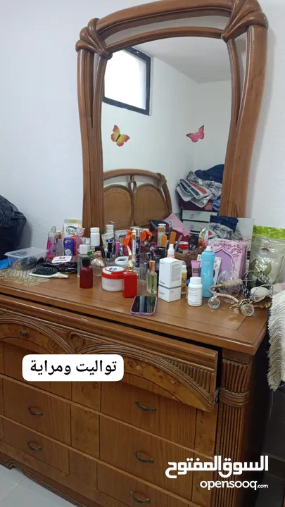 غرفة نوم من غير خزانة