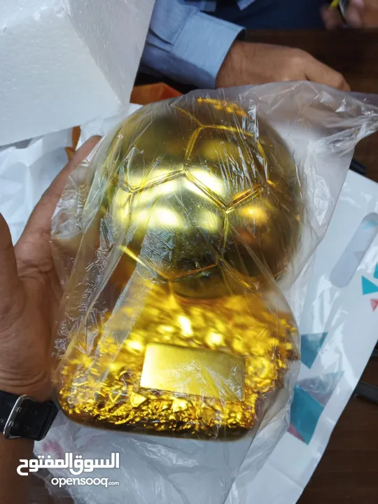 مجسم كرة قدم الذهبيه متوفر 3 مقاسات الوزن ثقيل والشكل مميز وفخم افضل الاسعار يوجد خدمة توصيل