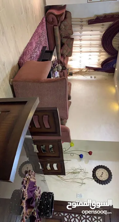 طقم كنب + طاولة وسط + طاولة تلفزيون للبيع بشكل مستعجل