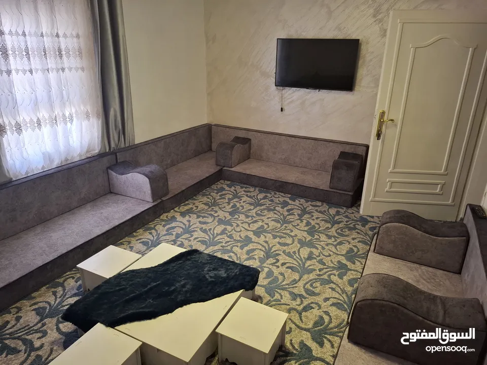 غرفه قعده شبه جديده للبيع مساند وسجاد وفرش وركايات