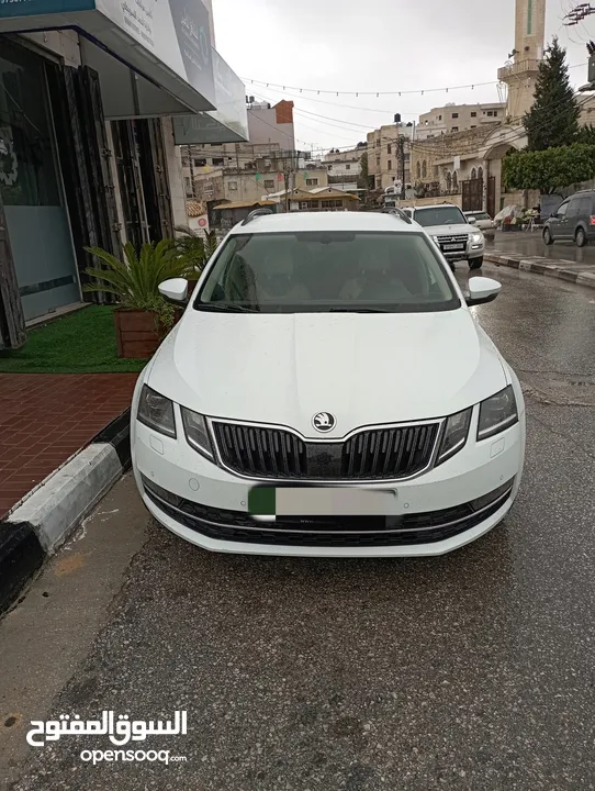 سكودا ستيشن  2018ترخيص 2017 قير اتوماتيك منور 2000 صالون جلد كريم  اضاءه داخليه فحص نخب