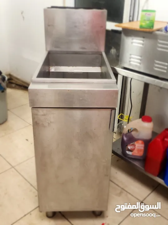 عدة مطعم للبيع