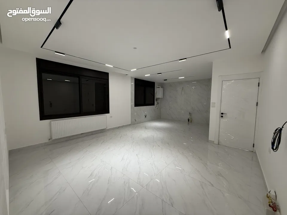 بالاقساط شقة طابق ارضي مساحة 200 م + 100 م ترس