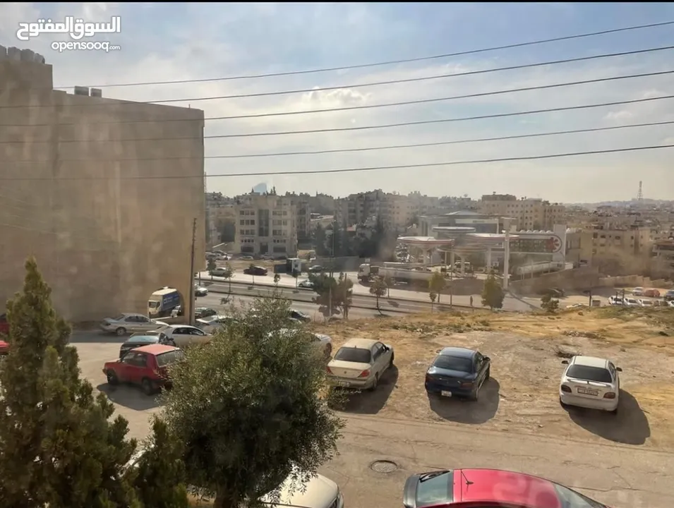 شقة واسعة للإيجار ذات اطلالة في شارع الجامعة