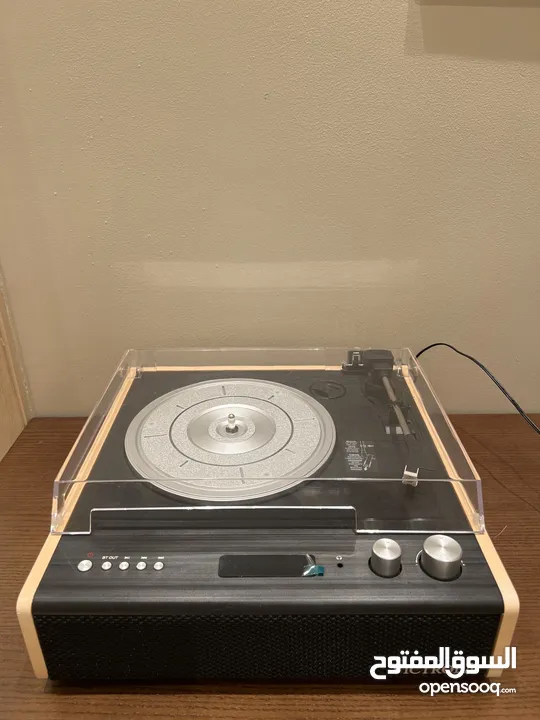 Victrola Eastwood TurnTable with Built in Speakers and Bluetooth
