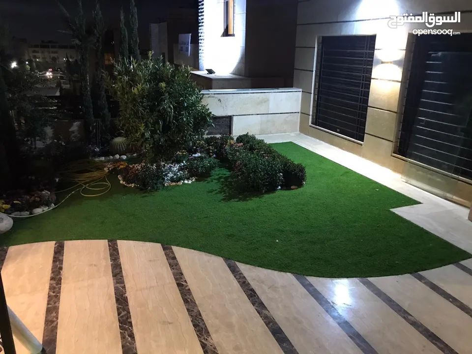عشب صناعي (ترتان) وأشجار و ورد صناعي