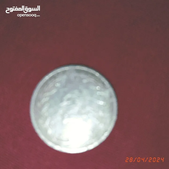 عملات نقدية قديمة تونسية وغير تونسية وساعة جيب ألمانية و مغارف سبولة مطبوعئن ومفتاح قديم