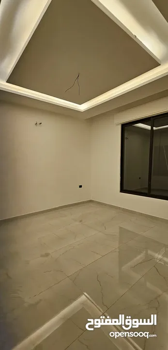 شقه مميزه للبيع طابق اول بسعر مغري من المالك مباشره