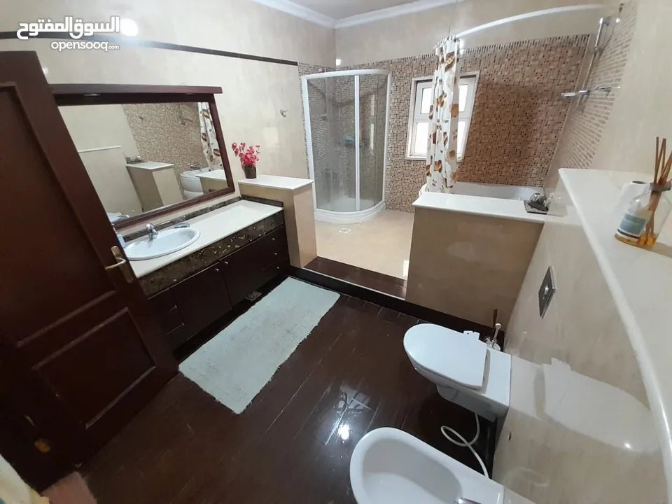 شقة طابقيه ( معلقه مستوى الشارع ) فارغة في دير غبار للبيع  ref : 14182