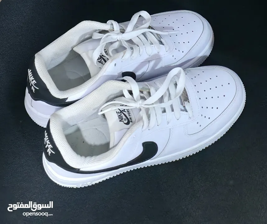 NIKE AIRFORCE 1 BLACK AND WHITE, REALLY GOOD CONDITION AND BARELY WORN