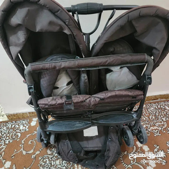 عربية توأم بجانب بعض ماركة مذر كير