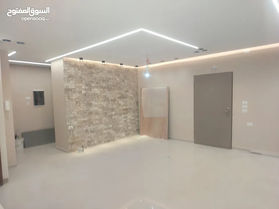 للايجار شقه ارضيه مدخل مستقل مع ساحه 200 متر