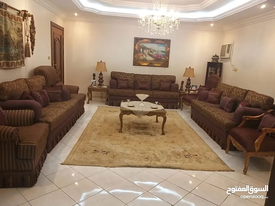 كنب بحالة ممتازة ونظيف جدا التواصل واتسا Sofa in excellent condition, very clean