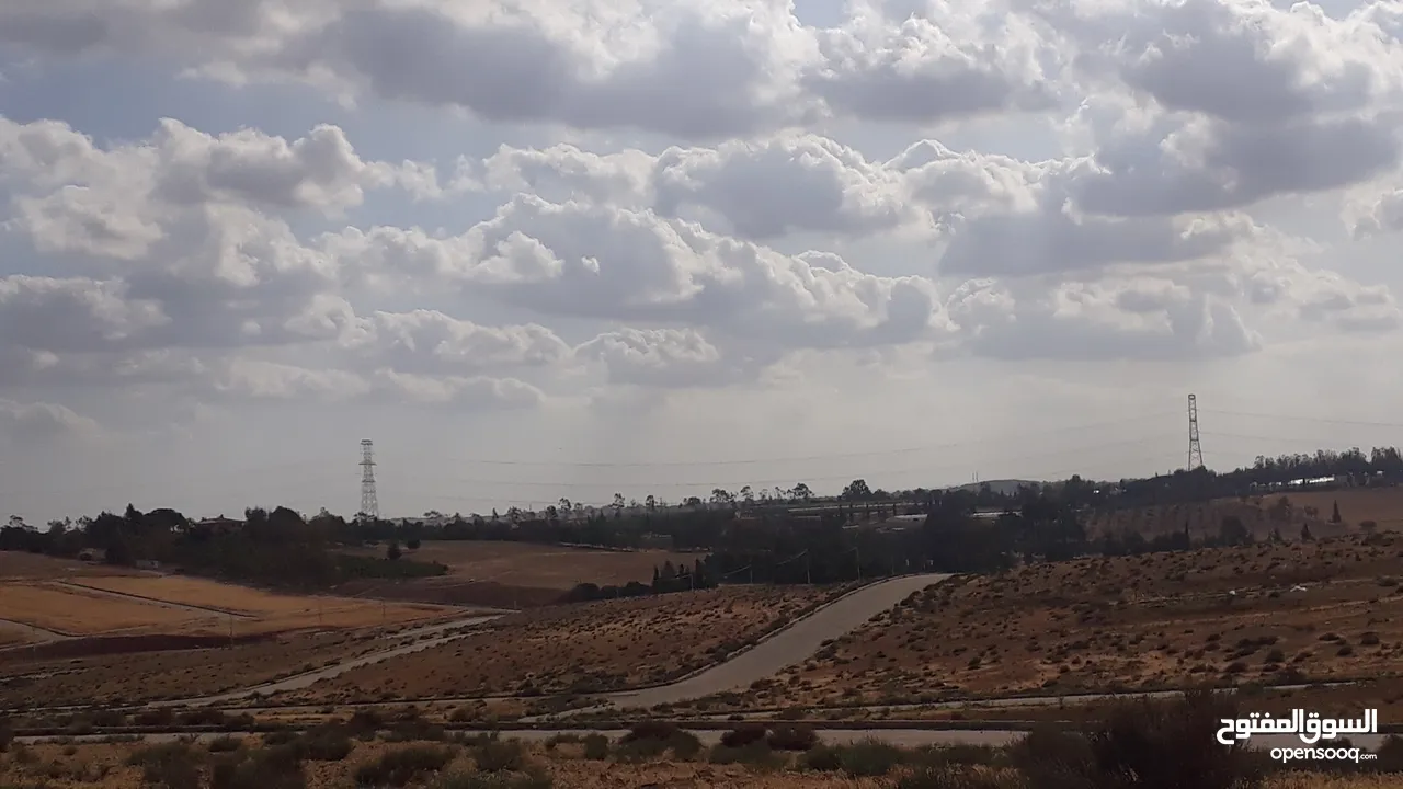 أرض للبيع في القسطل من المالك على شارعين ضمن مشروع بوابة عمان تبعد عن جسر 2 كلم
