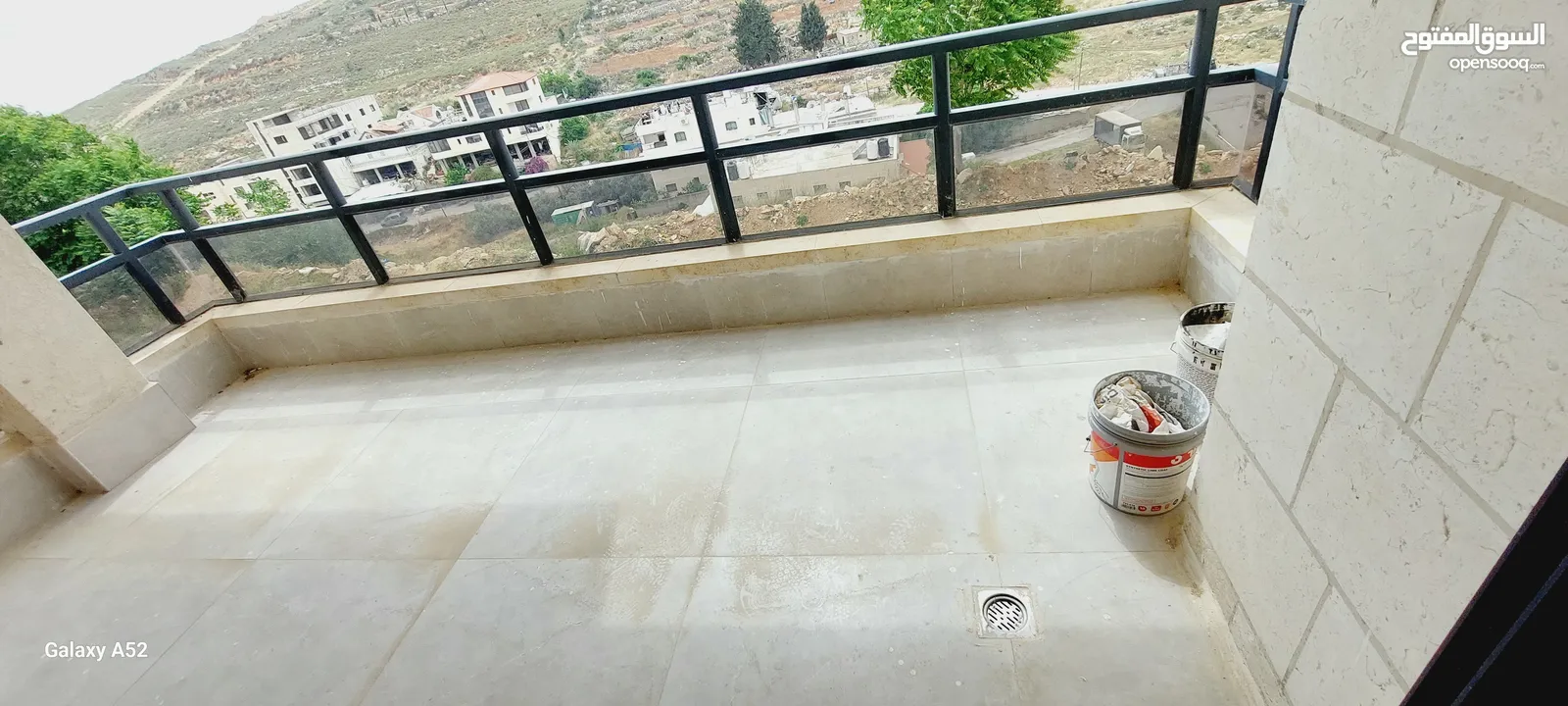 شقة مميزة للبيع بالماصيون حي عين منجد مع ترس ممتاز