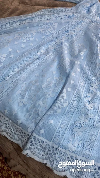 ‏فستان سهرة ‏قصير نوعا ما لونه ازرق سماوي ‏