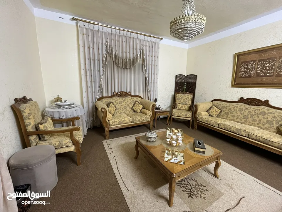 طقم كنب ضيافة تفصيل خشب ممتاز – بحالة ممتازة